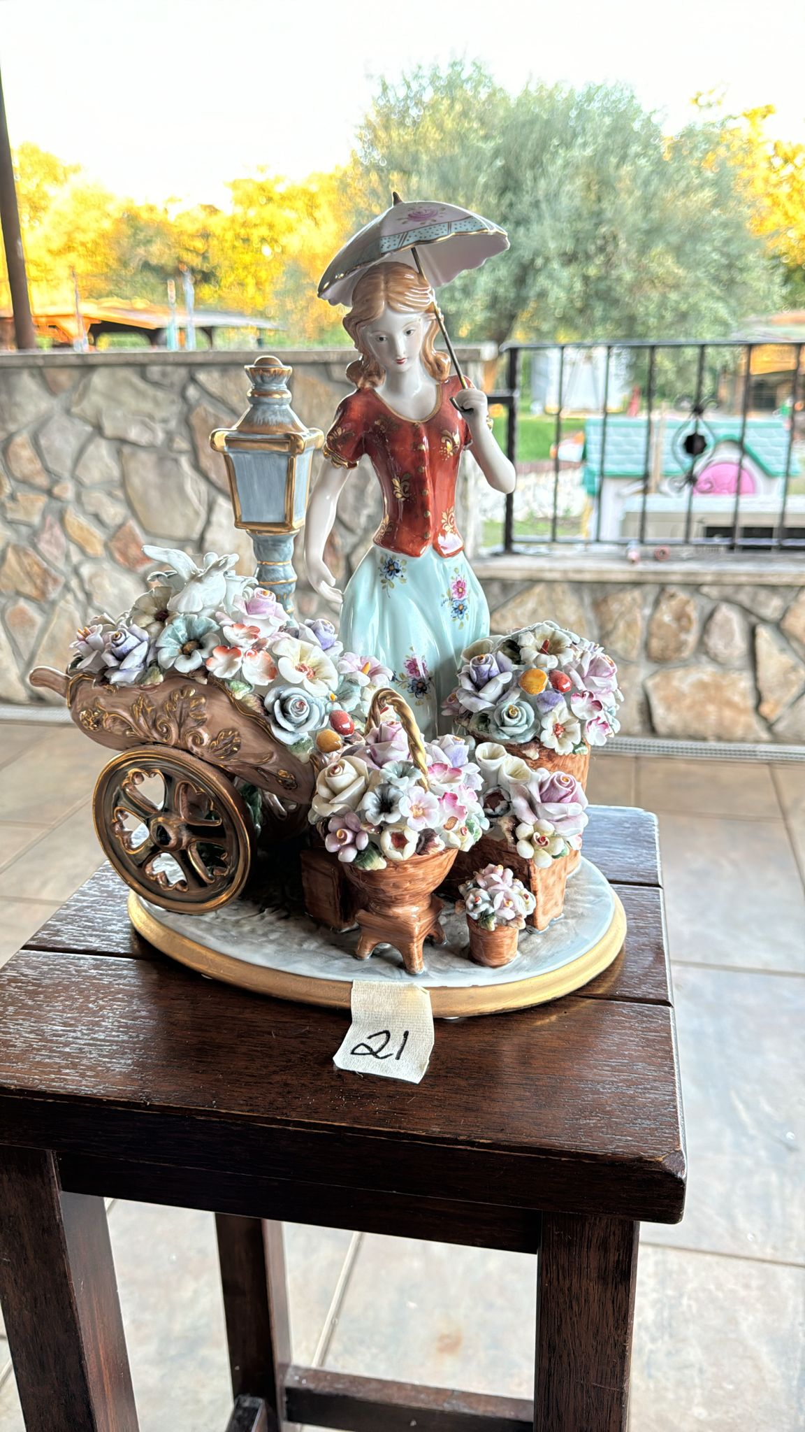 statua-in-ceramica-donna-che-vende-i-fiori